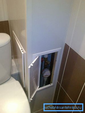 Foto plastlåda på toaletten Foto plastlåda på toaletten