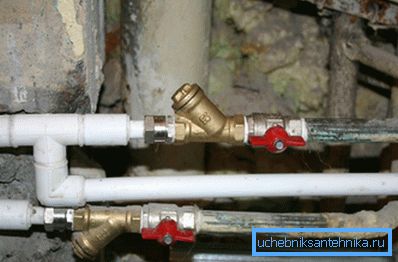 Bilder av kulventiler installerade på vattenröret