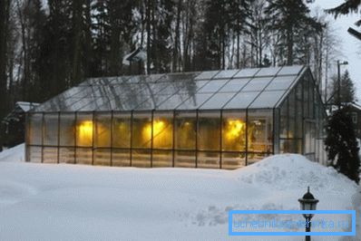 Foto av ett växthus uppvärmt på vintern