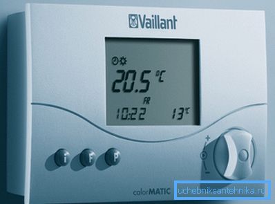 Foto av termostaten som styr driften av pannan