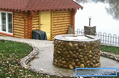 Foto av brunnen bort från lägenhetsbyggnaden Foto av brunnen bort från lägenhetsbyggnaden