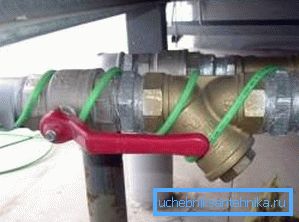 Foto av den installerade elektriska kabeln för uppvärmning av vattenförsörjning Foto av den installerade elektriska kabeln för uppvärmning av vattenförsörjning