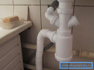Foto av installerad sifon med extra kranar Foto av installerad sifon med extra kranar