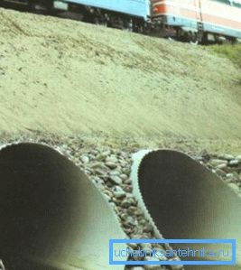 Foto av en culvert ligger under järnvägsspåren