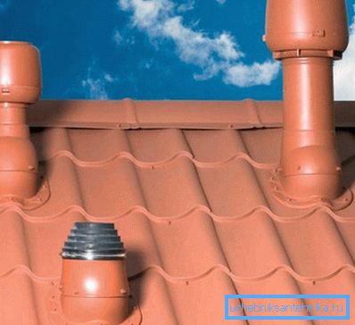 Foto lämnar ventilationsrören i en stuga Foto lämnar ventilationsrören i en stuga