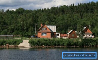 Foto av en stuga på floden