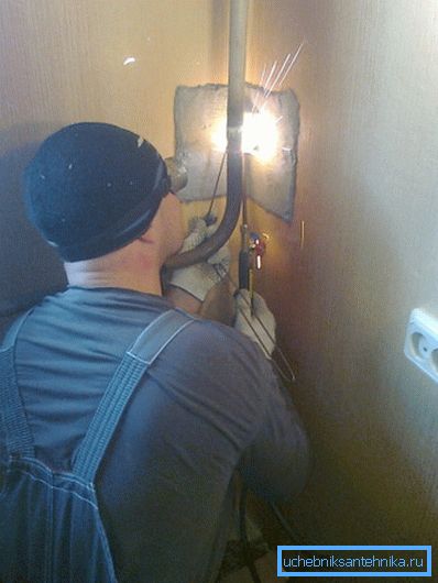 Gassvetsning är ett pålitligt men tidskrävande sätt att installera radiatorer Gassvetsning är ett pålitligt men tidskrävande sätt att installera radiatorer