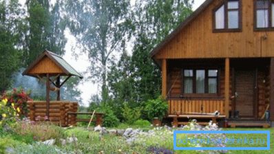 Där man hittar en brunn är en mycket viktig uppgift, kommer det att vara nödvändigt att balansera belastningen på grundvattnet, men det verkar som att huset är för nära brunnen i bilden. Där man hittar en brunn är en mycket viktig uppgift, kommer det att vara nödvändigt att balansera belastningen på grundvattnet, men det verkar som att huset är för nära brunnen i bilden.