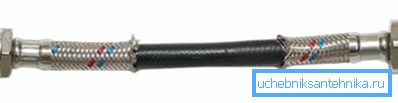 Flexibelt rör för att ansluta toaletten till vattenförsörjningen Flexibelt rör för att ansluta toaletten till vattenförsörjningen
