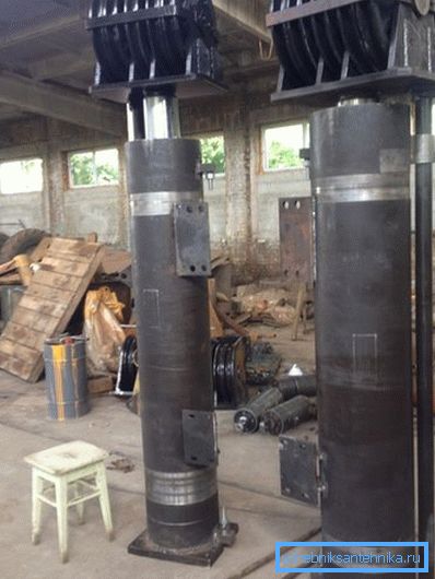 Hydrauliska cylindrar lyft hammare för piling maskin. Det interna trycket i arbetsprocessen är i hundratals atmosfärer. Hydrauliska cylindrar lyft hammare för piling maskin. Det interna trycket i arbetsprocessen är i hundratals atmosfärer.