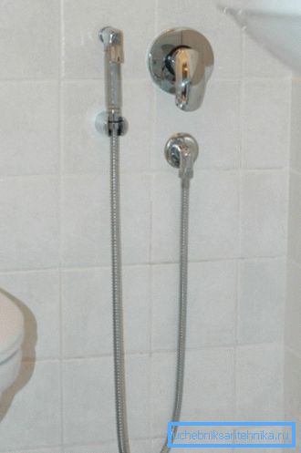 Hygienisk dusch inbyggd i väggen tar inte praktiskt taget utrymme, vilket är ett stort plus när den installeras i trånga förhållanden för stadstoaletter Hygienisk dusch inbyggd i väggen tar inte praktiskt taget utrymme, vilket är ett stort plus när den installeras i trånga förhållanden för stadstoaletter