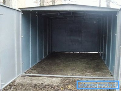 Färdigt garage av metall