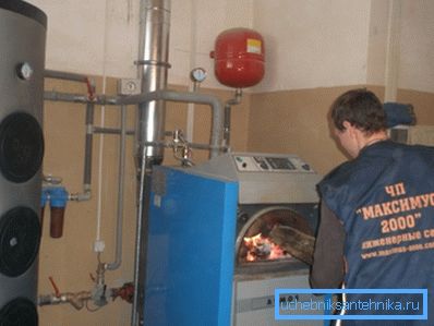 Instruktionen kräver inte att specialister deltar i installationen av fastbränslepannor.