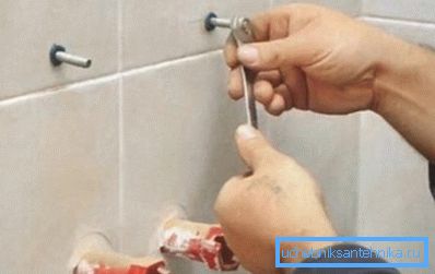 Instruktionen förutsätter användning av ett minimum antal fästanordningar för montering av en gångjärn av polypropen.