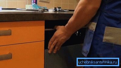 Installera diskmaskin under bänkskivan
