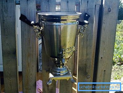 Användning av en gammal samovar för tvättställ. Användning av en gammal samovar för tvättställ.