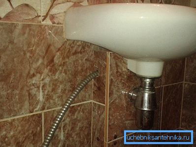 Hygienisk dusch tas ut ur diskbänken.