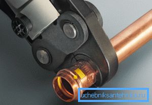 Produkterna förseglas med krympning med speciella tangar, instruktionen kommer att berätta hur du gör det korrekt