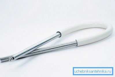 Böjt plaströr