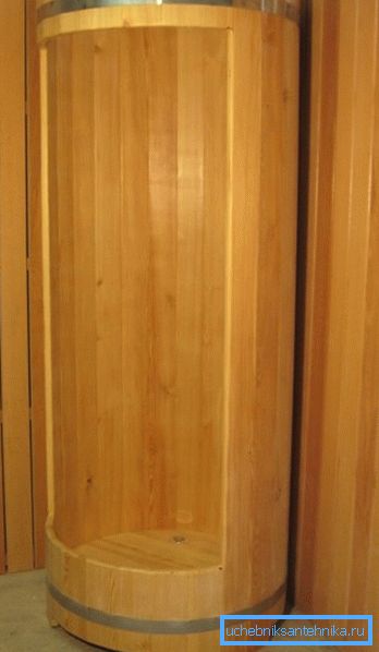 Larkstugor är resistenta mot fukt, så det här materialet är så populärt i tillverkningen av duschkabiner