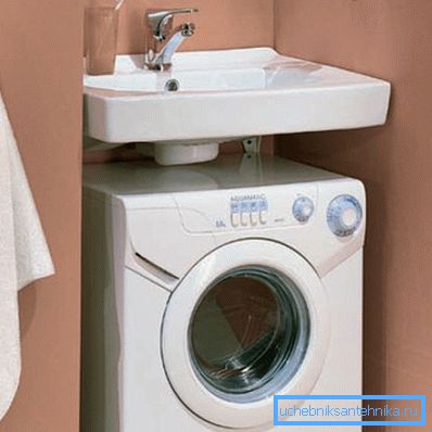 Hur kan en tvättmaskin installeras under diskbänken i badrummet
