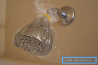 Hur rengör du duschvattenburken från limescale, om den inte är borttagen? Häll ättikan i påsen och fixa det på regnet, låt det stå i 1-2 timmar, skölj sedan ytan väl Hur rengör du duschvattenburken från limescale, om den inte är borttagen? Häll ättikan i påsen och fixa det på regnet, låt det stå i 1-2 timmar, skölj sedan ytan väl