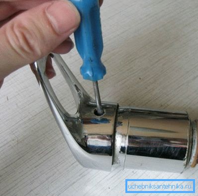 Hur man tar bort handtaget från mixern själv