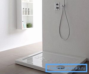 Det 80x120 keramiska duschbrickan är tungt nog, så det är bättre att ringa hjälpare för att klara det.