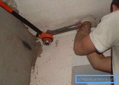 Nyckeln håller röret, förhindrar att det vrider sig och slits bort från grannens radiator.