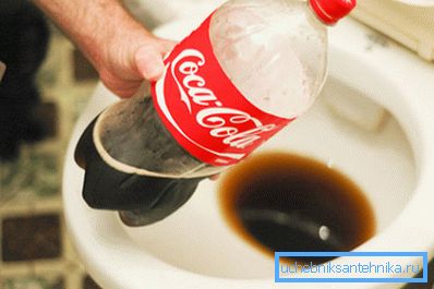 Coca-Cola rengör toaletten bättre än många budgetmedel. Coca-Cola rengör toaletten bättre än många budgetmedel.