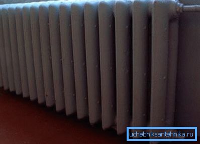 Antalet radiatorsektioner beror på rummets storlek och antalet fönster i det
