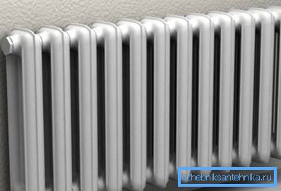 Antalet sektioner i radiatorn beror på det valda radiatormaterialet och området i rummet.