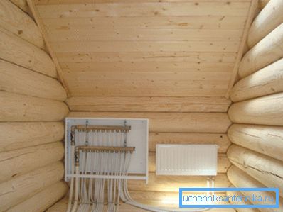 Samlarinstallation av värmesystemet i ett privat hus