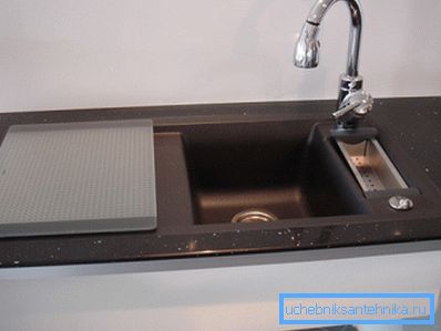 Designen är installerad flush med ytan. Designen är installerad flush med ytan.