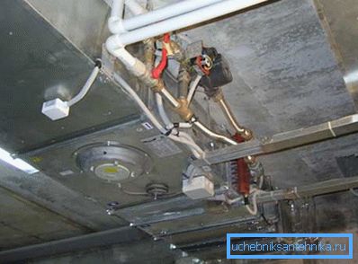 Ventilationsbox med flänsanslutningar mellan dem. Ventilationsbox med flänsanslutningar mellan dem.
