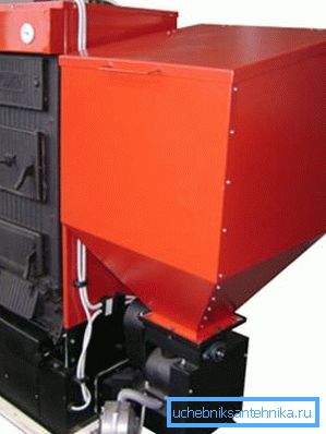 KCM-pannan kan utrustas med en bunker för automatisk matning av pellets