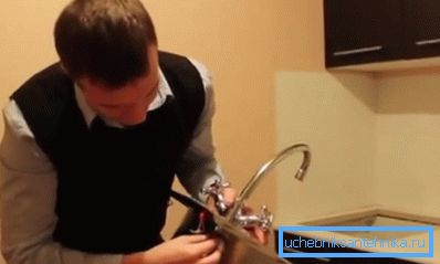 Montera mixern i diskbänken Montera mixern i diskbänken