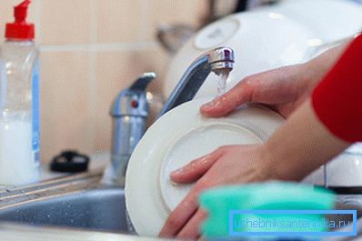 Kökshandfat 40 cm vid 40 cm rymmer helt och hållet de smutsiga diskarna som är avsedda att tvättas