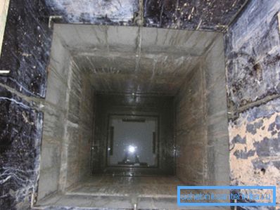 Kvadratisk monolitisk betongbrunn