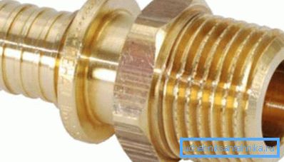 Mässinggängad adapter för rör med olika diametrar