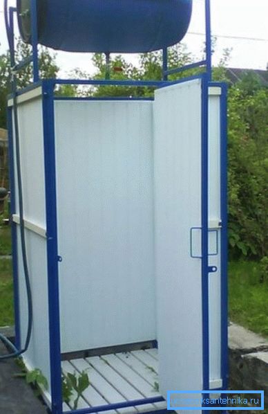 Sommardusch med tank på taket är lättast att fylla med en pump