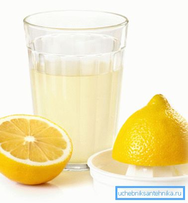 Citronsaft, upplöst i vatten, tjänar som ett utmärkt smakämne Citronsaft, upplöst i vatten, tjänar som ett utmärkt smakämne