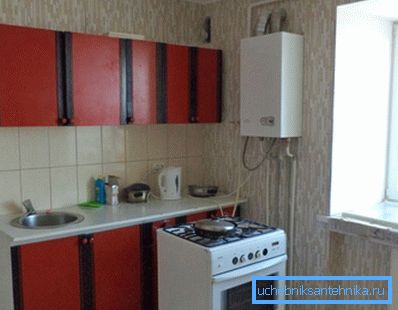 Amatörfoto av gaspannan, som är installerad i lägenheten höghus Amatörfoto av gaspannan, som är installerad i lägenheten höghus