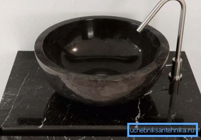 Amatörfoto av den färdiga konstruktionen av marmor på skåpet av samma material Amatörfoto av den färdiga konstruktionen av marmor på skåpet av samma material