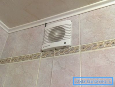 Amatörfoto av det färdiga ventilationssystemet med installerade anordningar som tvingar rörligheten för luftmassor