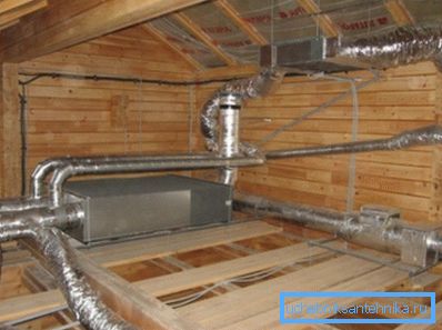 Amatörfoto av det grenade ventilationssystemet installerat på vinden i byggnaden för enkel ledning