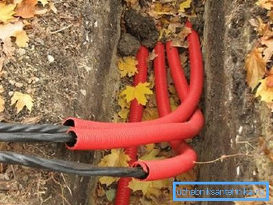 Amatörfoto av en trench-laid kabel med speciella rör