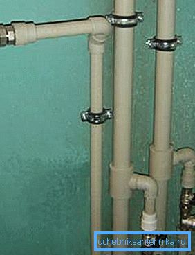 Amatörfoto av VVS-systemet av plaströr i samlingen