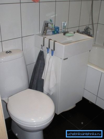 Liten handfat med skåp för ett litet toalettområde Liten handfat med skåp för ett litet toalettområde