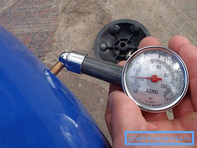 Tryckmätare för att bestämma trycket i hydroaccumulatorn.